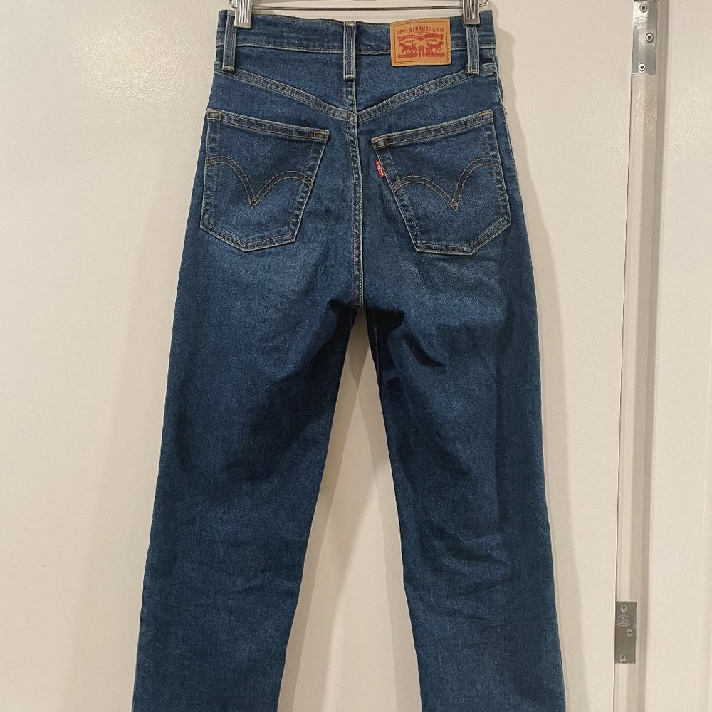 Levi's Ribcage Straight Jeans in Medium Wash, Size 25